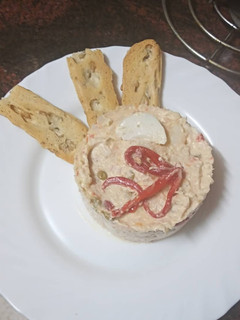 Una foto de Tapita de ensaladilla rusa con peinetas de pan con pipas