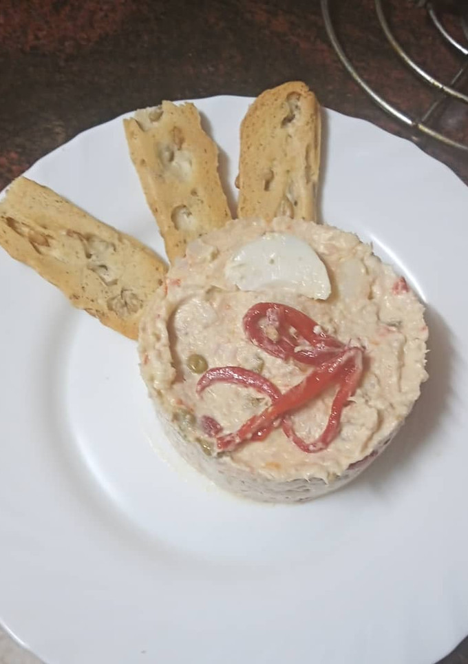 Una foto de Tapita de ensaladilla rusa con peinetas de pan con pipas