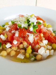 Una foto de Ensalada de garbanzos con toque de guindillas
