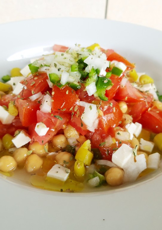 Una foto de Ensalada de garbanzos con toque de guindillas