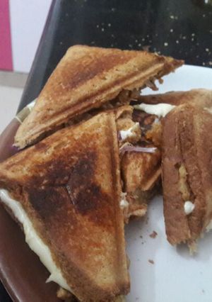 A picture of Aloo matar cheese sandwitch.