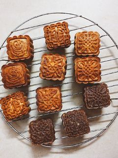 Hình của món Bánh trung thu mật ong nhân trứng sữa cacao size 50g.
