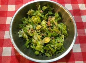 Una foto de Ensalada lechuga palta y atún en 1 paso