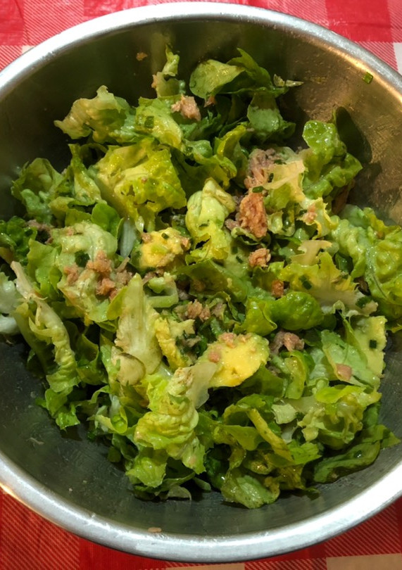 Una foto de Ensalada lechuga palta y atún en 1 paso