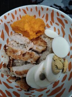Una foto de Arroz con pollo, huevo y veganesa