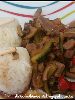 Una foto de Salteado de cerdo con verduras en wok