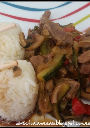 Una foto de Salteado de cerdo con verduras en wok