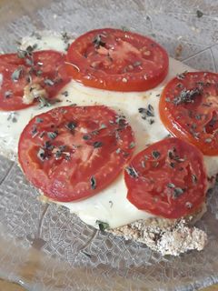 Una foto de Milanesa de berenjena con queso, tomate y orégano