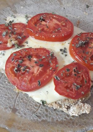 Una foto de Milanesa de berenjena con queso, tomate y orégano