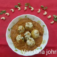 A picture of पनीर स्टफ्ड आलू इन काजू ग्रेवी.