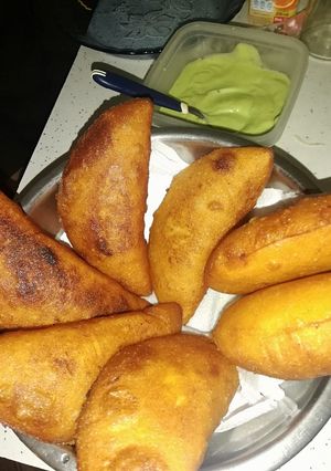 Una foto de Empanadas Venezolanas, de maíz rellenas de pollo!