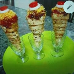 A picture of Spicy Papad cone chaat.