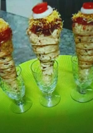 A picture of Spicy Papad cone chaat.