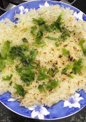 Hình của món Cơm cháy dầu (mỡ) hành trên chảo gang chay mặn đều dùng được.