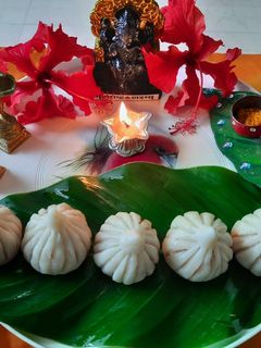 उकडीचे मोदक (ukdiche modak recipe in marathi) रेसिपी चे मुख्य फोटो