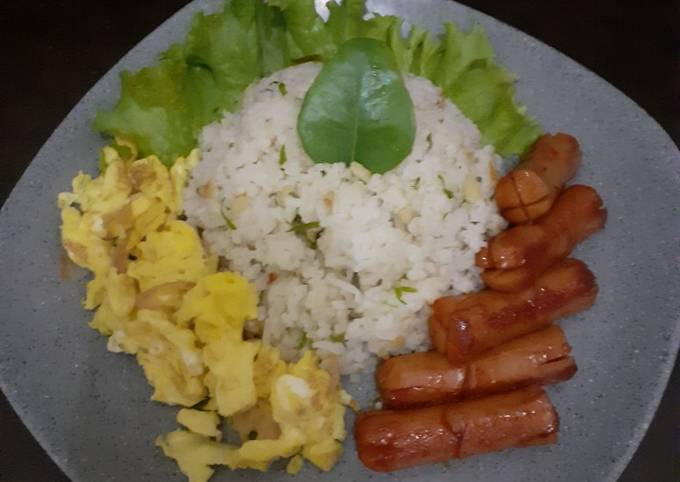 Nasi Daun Jeruk with Sausage Scramble Egg