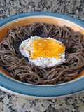 Ensalada de fideos de soba con huevo