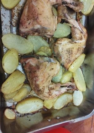 Una foto de Pollo al horno con papas