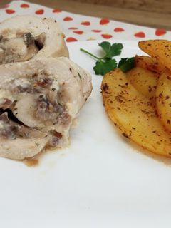 Una foto de Pechugas de pollo rellenas de champiñón y quesitos