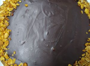 Una foto de Tarta toffee con ganache de chocolate y maní