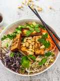 Vietnamesischer Salat mit Tofu (vegan)