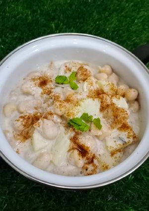 A picture of Five ingredients alu pakoriyan.