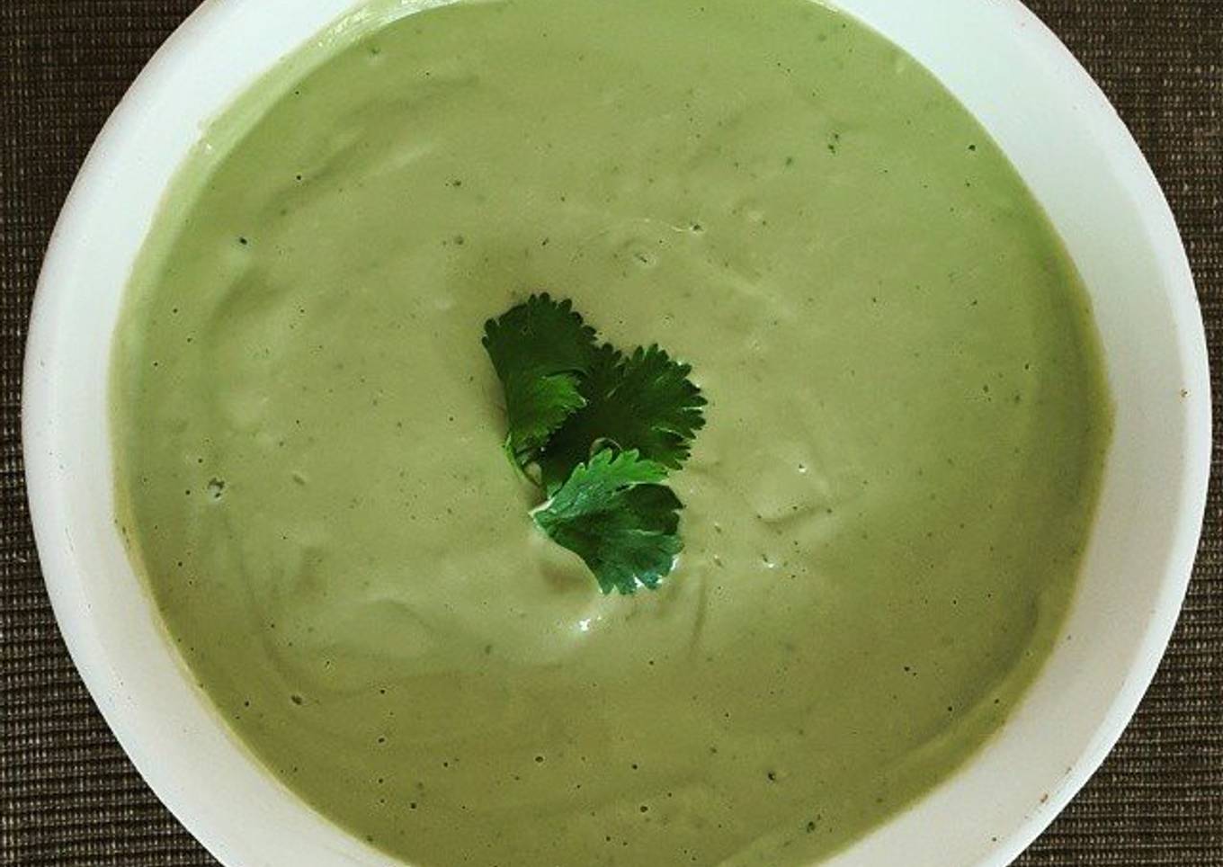 Crema de aguacate y guisantes