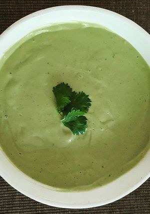 Una foto de Crema de aguacate y guisantes