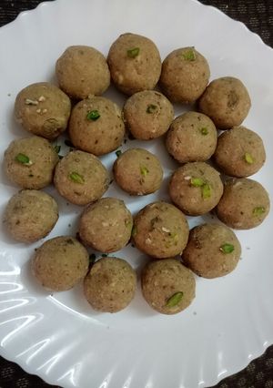 A picture of Wheat flour ladoo.