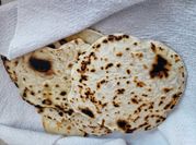 Una foto de pan arabe sin aceite