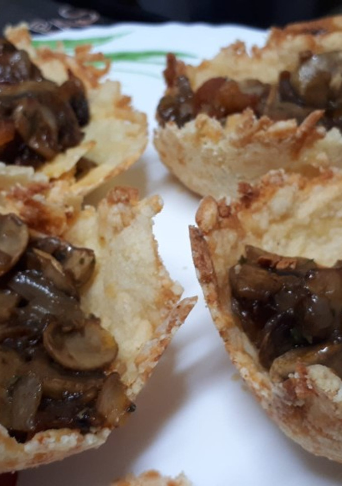 Una foto de Galletitas de queso con ensalada de champiñón