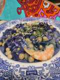 Lombarda con garbanzos y langostinos