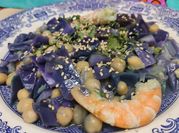Una foto de col morada garbanzos