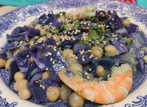 Foto principal de Lombarda con garbanzos y langostinos