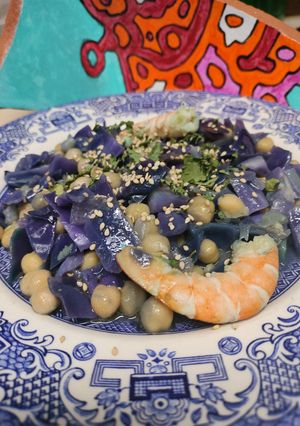 Una foto de Lombarda con garbanzos y langostinos
