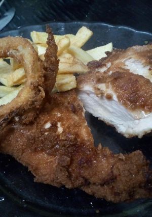 Una foto de Pollo crocante y papas fritas