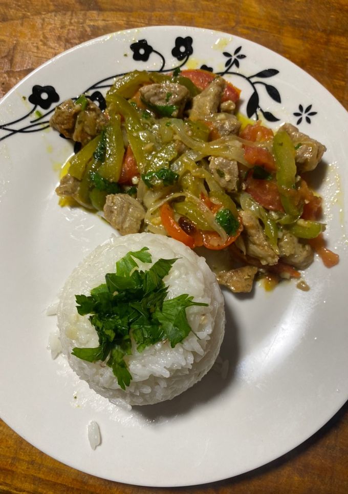 Una foto de Salteado de bondiola y verduras