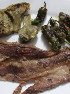 Una foto de Churrasco con pimientos y alcachofas