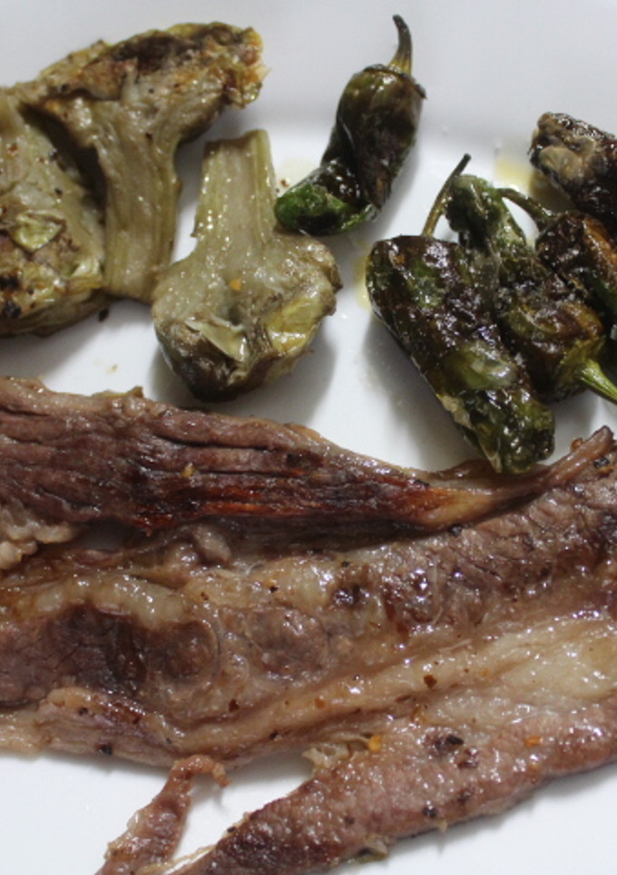 Una foto de Churrasco con pimientos y alcachofas