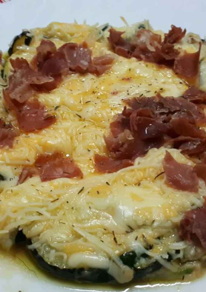 Una foto de Pizza con base de calabacín en la sartén