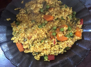 Una foto de Risotto de arroz integral con cúrcuma y vegetales