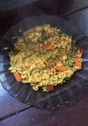 Una foto de Risotto de arroz integral con cúrcuma y vegetales