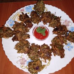 A picture of Spinach fritters (palak pakoras) 🥬🧅.