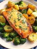 Lachs in Zitronenbutter mit knusprigen Kartoffeln & Brokkoli
