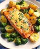 Lachs in Zitronenbutter mit knusprigen Kartoffeln & Brokkoli