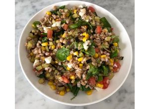 Foto di Insalata di farro con mais, melanzane, mozzarelle, pomodori e valeriana 🌽🍅🌱