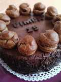 Tarta de chocolate con profiteroles de cacao