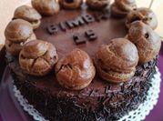Una foto de profiteroles de chocolate