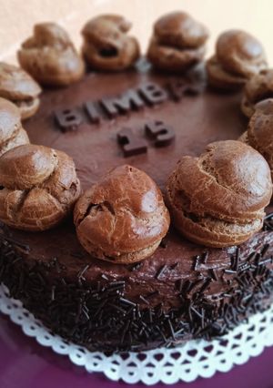Una foto de Tarta de chocolate con profiteroles de cacao