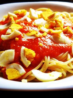 Una foto de Espaguettis con salsa de verdura y huevo